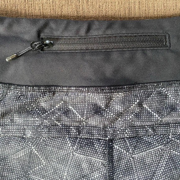 Lululemon Speed Short Size 6, Length 2.5”, Formation Alpine White/Black - Picture 4 of 9